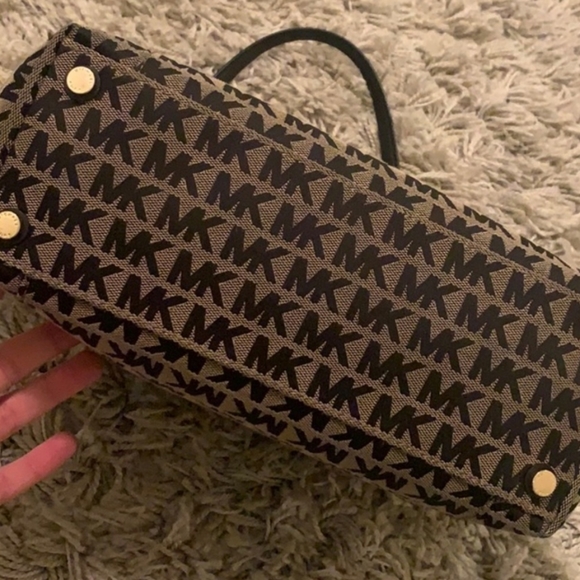 ***SOLD***Michael Kors Tote Handbag & Wallet - Picture 4 of 8